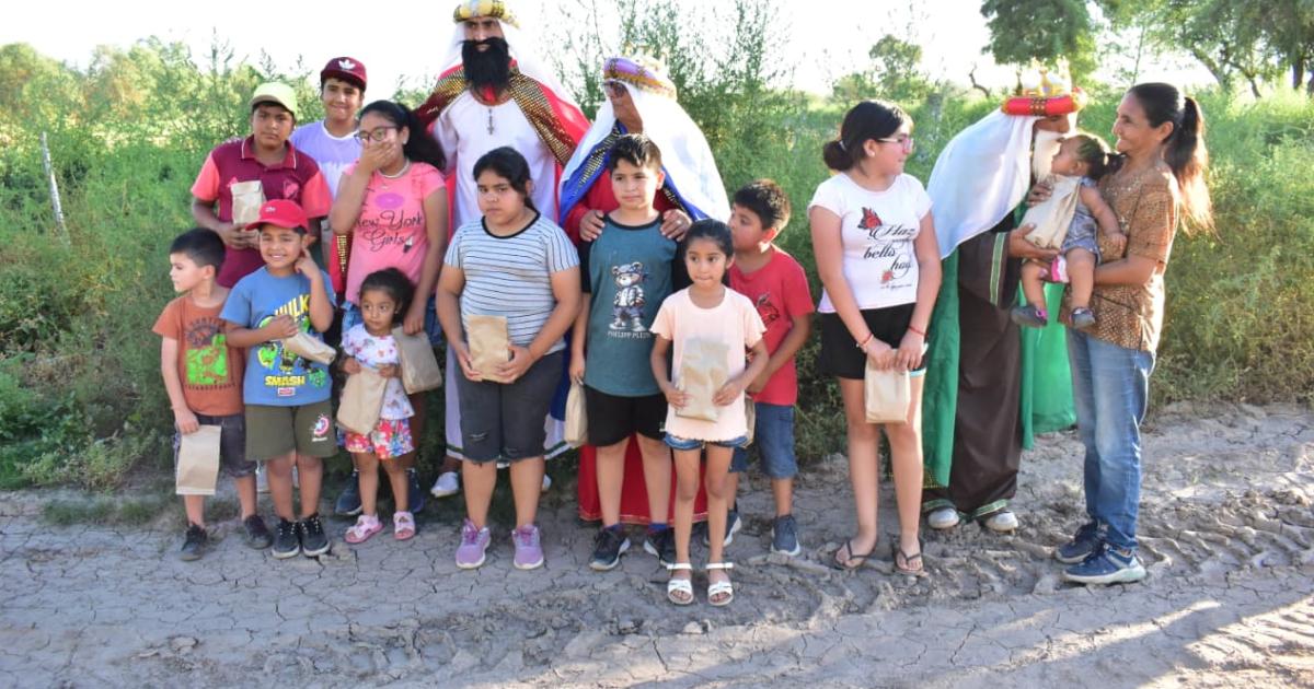 Nintildeos de los parajes reciben con alegriacutea y entusiasmo a los Reyes Magos