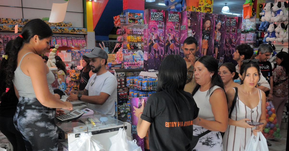 Movimiento en las jugueterías (Fotos- El Liberal  Tom�s Marini)