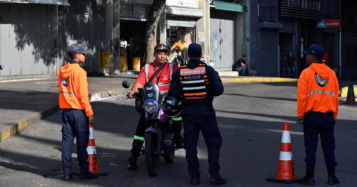La policía controla el ingreso a la Asamblea Nacional en Caracas en la previa de la jura de Delcy Rodríguez como presidenta tras la captura de Nicolas Maduro por parte de EEUU (Foto- Reuters  Maxwell Briceno)