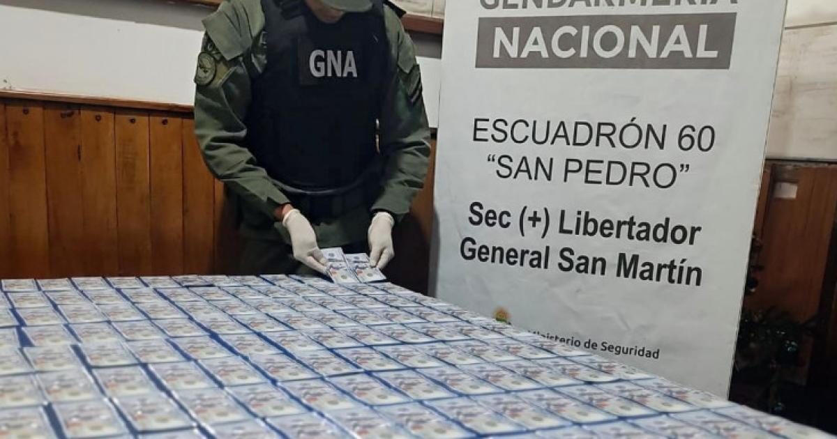 Insoacutelito hallazgo en un remiacutes- dos mujeres cayeron con maacutes de US11000 falsos