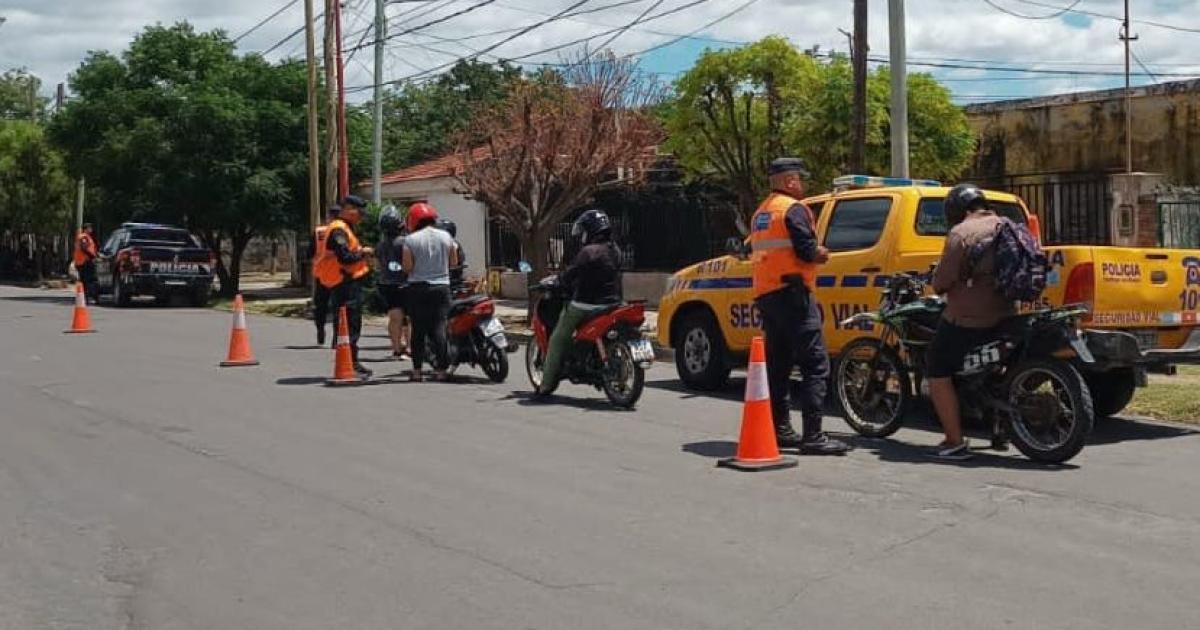 Motociclistas chocan a policiacuteas para evitar control- hay 3 heridos