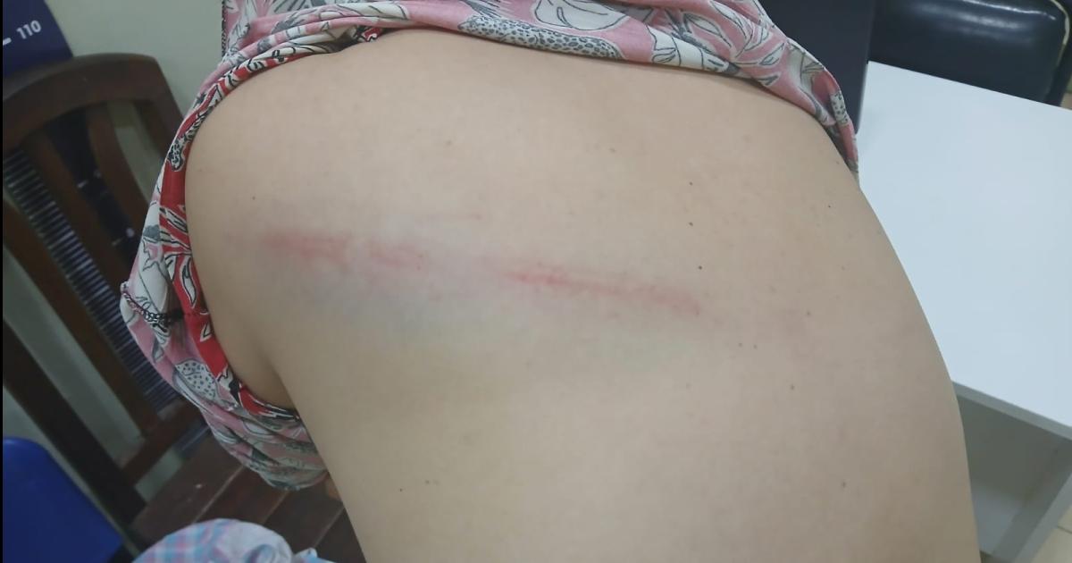 Irracional sujeto golpeoacute con un laacutetigo a esposa- teniacutea un arsenal en su casa