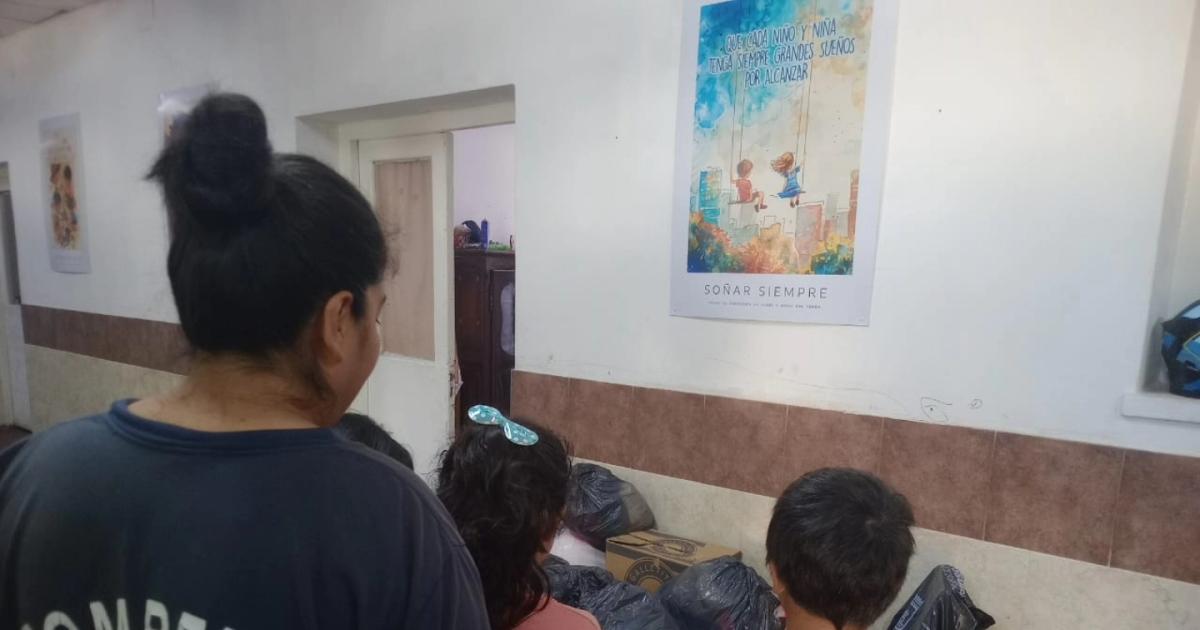 Los Reyes Magos llegaron al Hogar de Nintildeos Eva Peroacuten