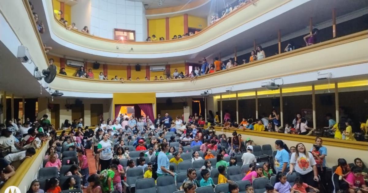 Maacutes de 500 nintildeos participaron de un encuentro en el Cine Renzi