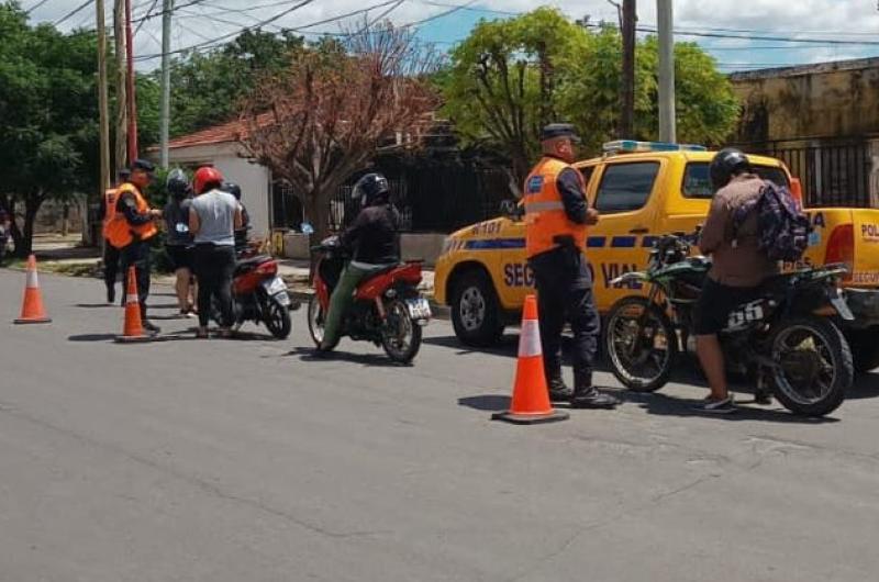 Motociclistas chocan a policiacuteas para evitar control- hay 3 heridos