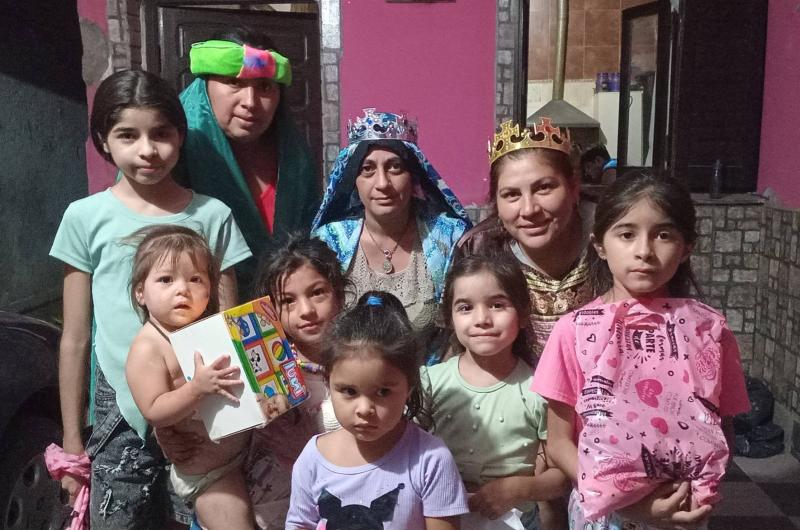 Los Reyes Magos del Roperito llevaron alegriacutea a Los Lagos y a Banfield