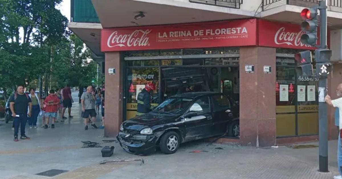 Terrible choque- auto impactoacute contra un micro escolar y se incrustoacute en una pizzeriacutea