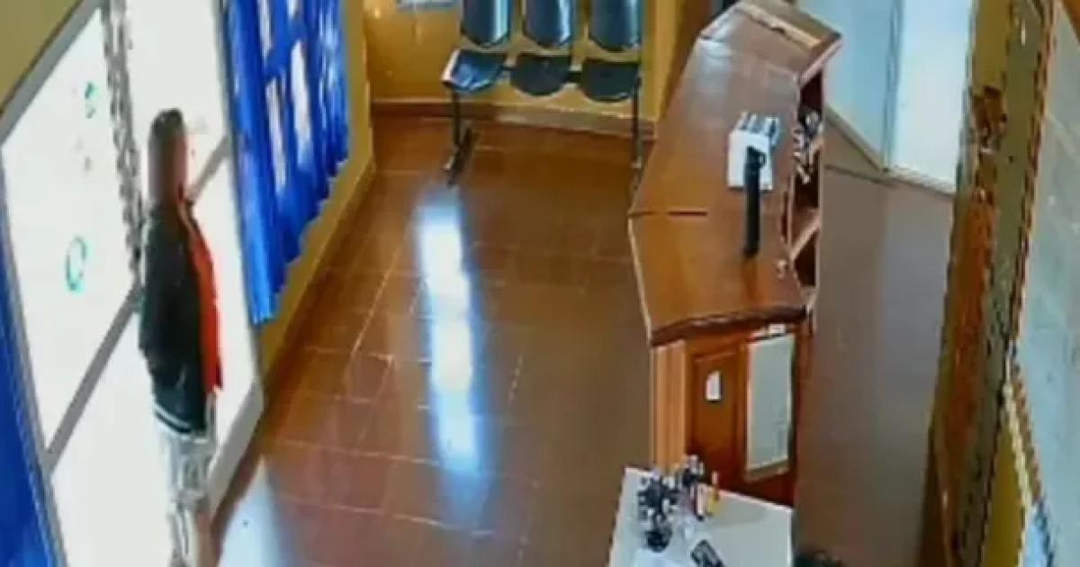 Horror en la comisariacutea- una mujer se rocioacute alcohol y se prendioacute fuego