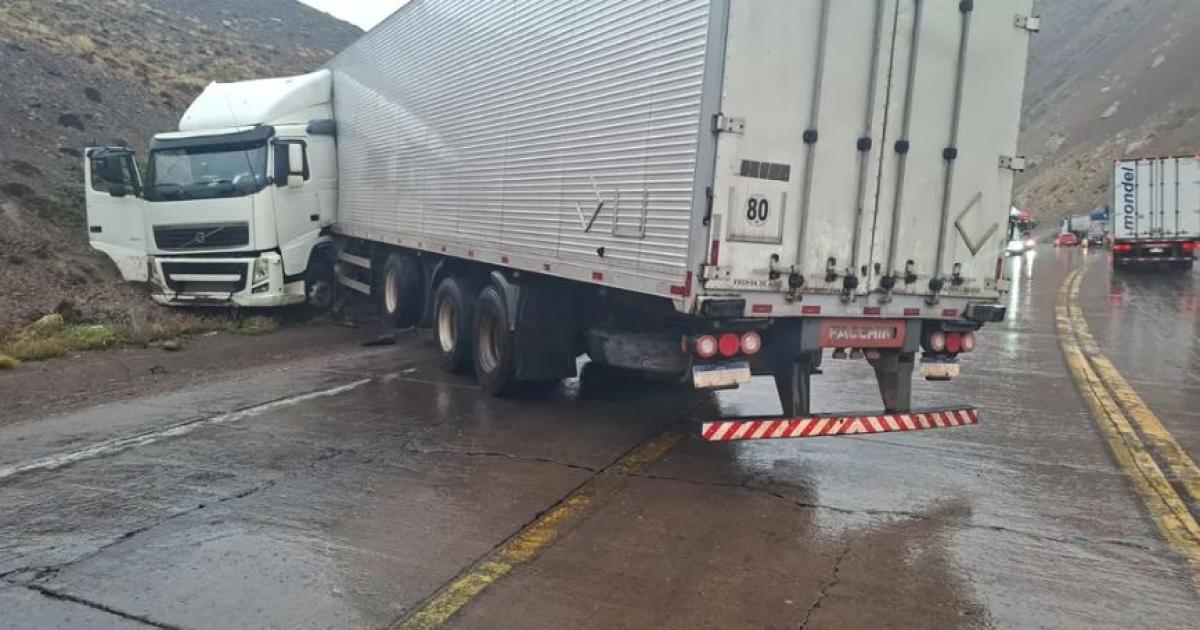 Mendoza- un camioacuten brasilentildeo despistoacute en Curva Yeso cerca de doacutende se produjo un siniestro vial