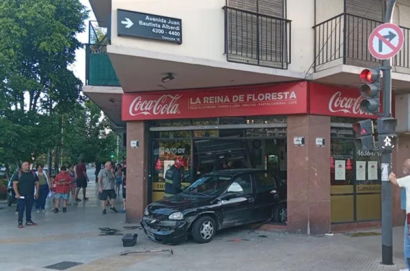 Terrible choque- auto impactoacute contra un micro escolar y se incrustoacute en una pizzeriacutea