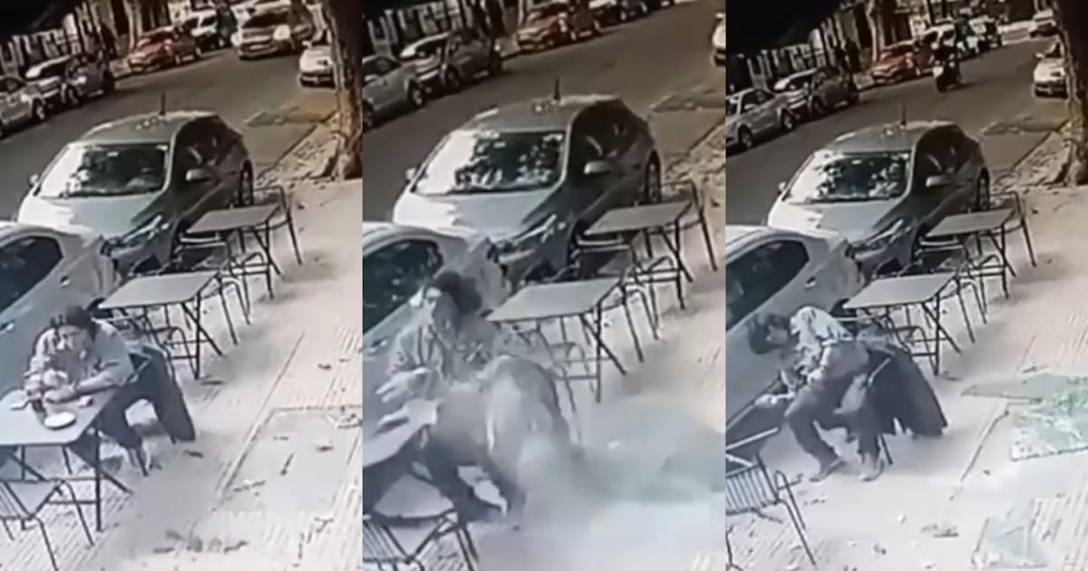 TERRIBLE VIDEO  Se desprendioacute el vidrio de un balcoacuten y cayoacute sobre un hombre que estaba sentado en un bar