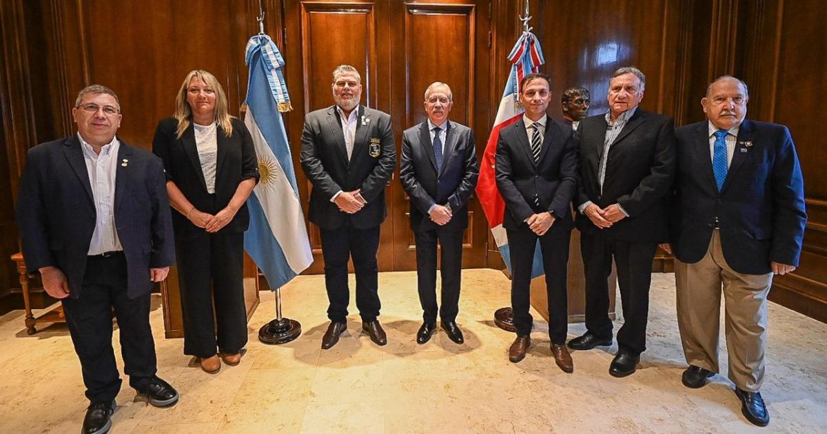 El gobernador Eliacuteas Suaacuterez recibioacute a autoridades del Distrito 4851 del Rotary Club