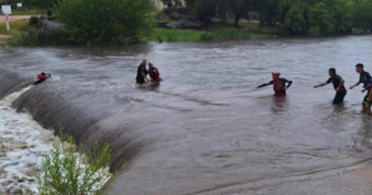 Rescatan a un motociclista atrapado en un riacuteo crecido