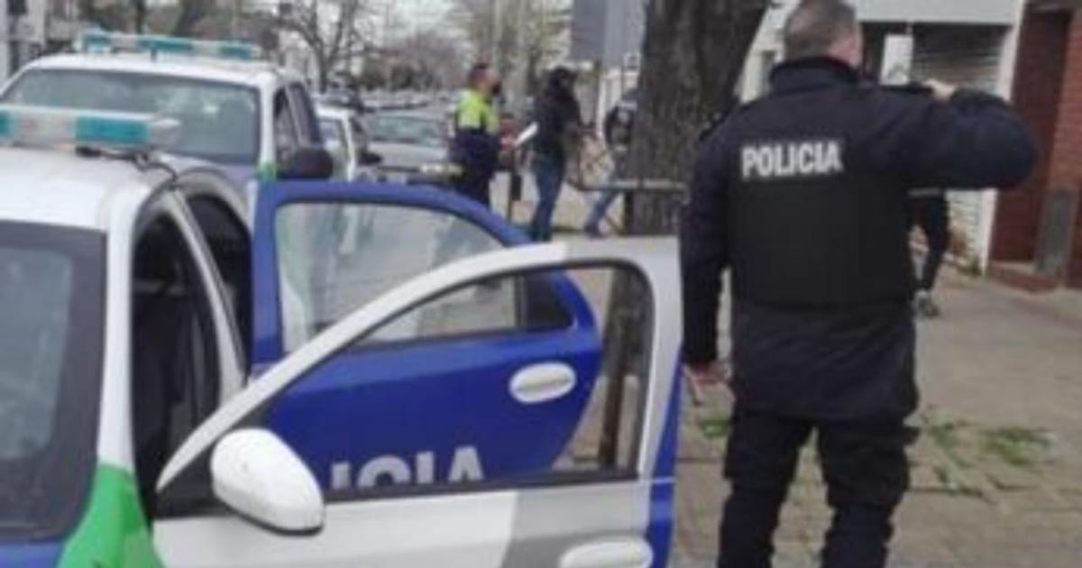 Un policiacutea fue baleado por un compantildeero y estaacute grave