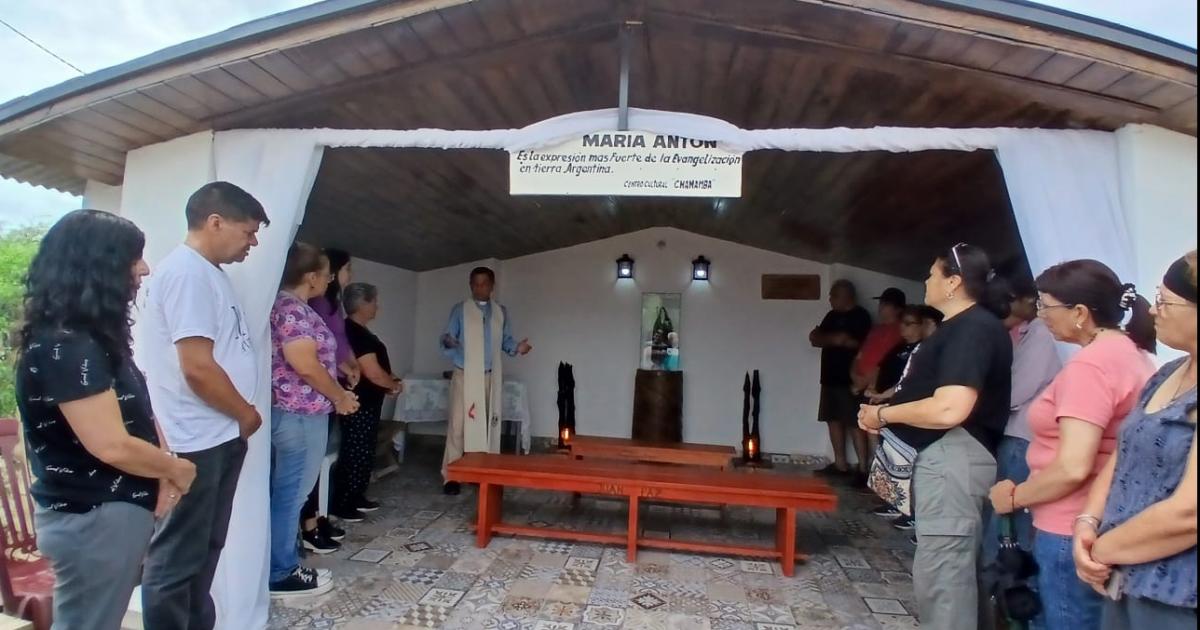 Bendicen en el templete de Santa Mama Antula en Villa Siliacutepica