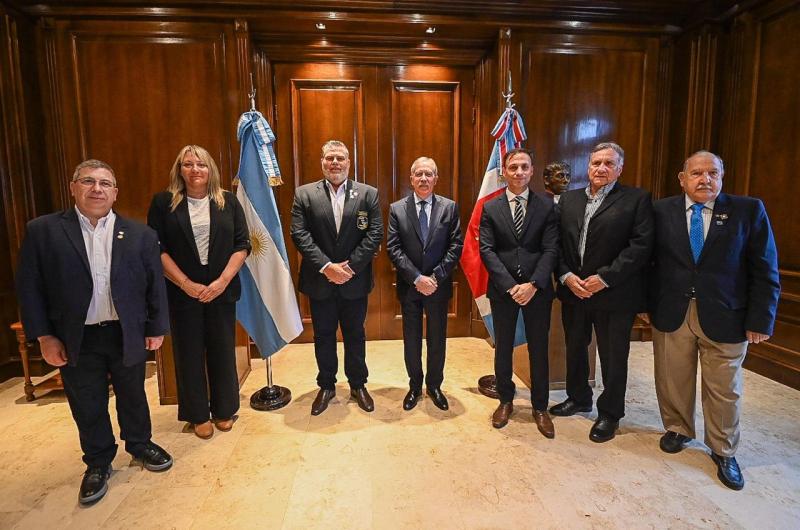 El gobernador Eliacuteas Suaacuterez recibioacute a autoridades del Distrito 4851 del Rotary Club