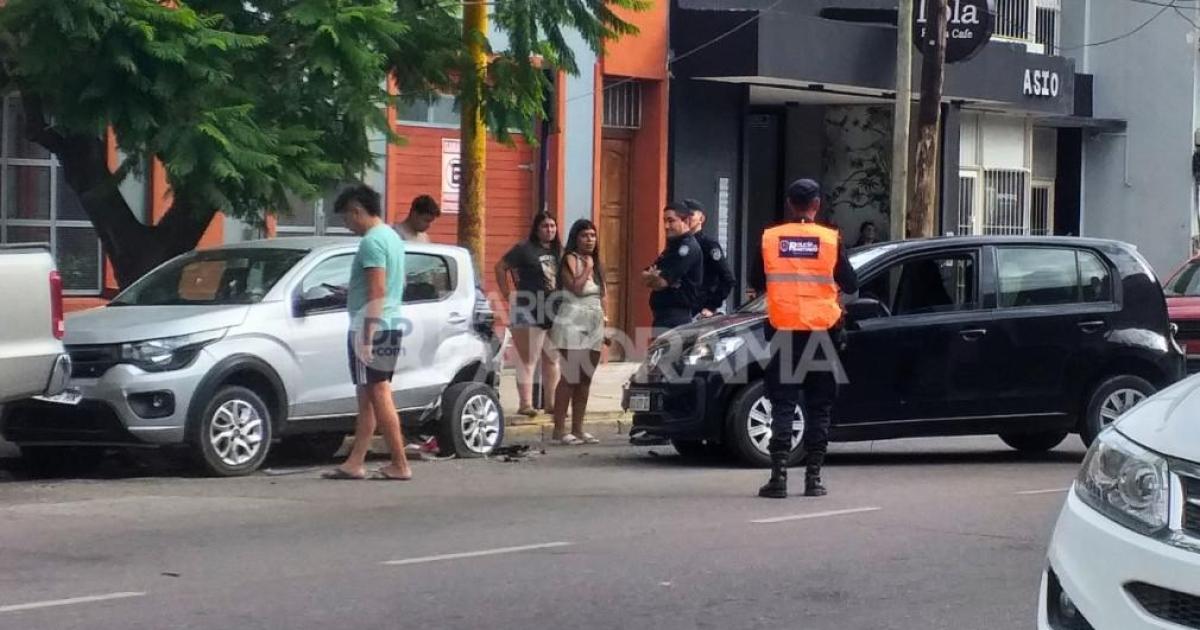 Conductora se habriacutea dormido al volante y terminoacute chocando contra un auto estacionado
