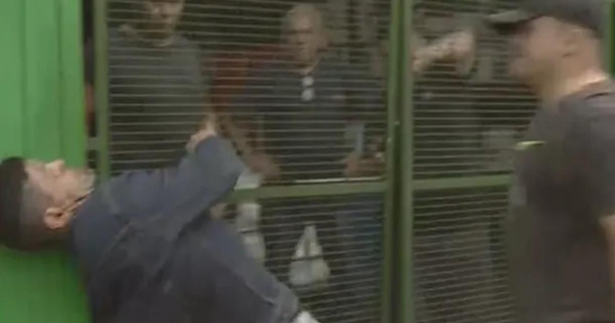 TERRIBLE VIDEO Brutal golpiza a un hombre al que acusaron de abusar de una mujer en un colectivo