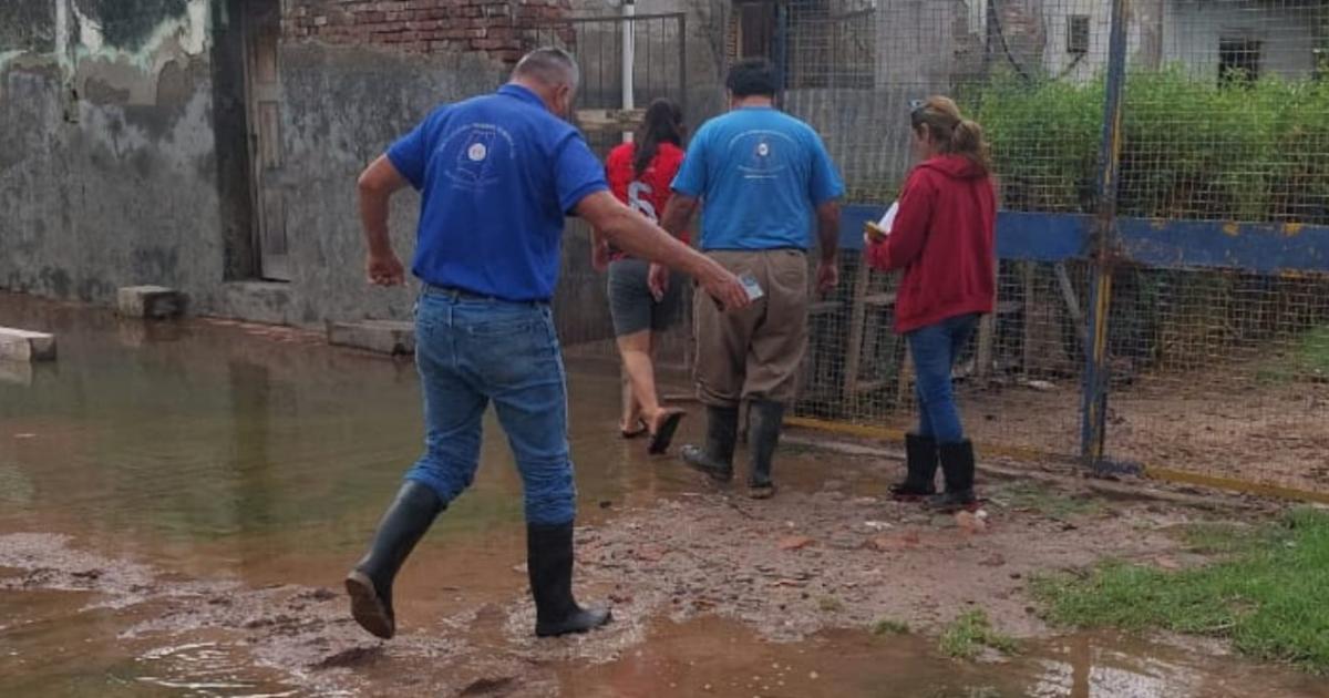 Defensa civil y el municipio brindan asistencia a familias afectadas por el temporal