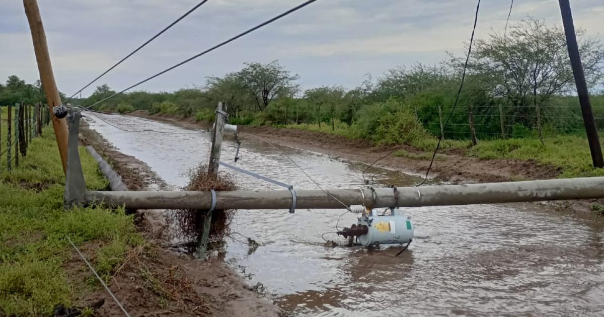 Fuertes tormentas causaron destrozos en el interior mientras regiacutea anoche un alerta naranja para toda la provincia