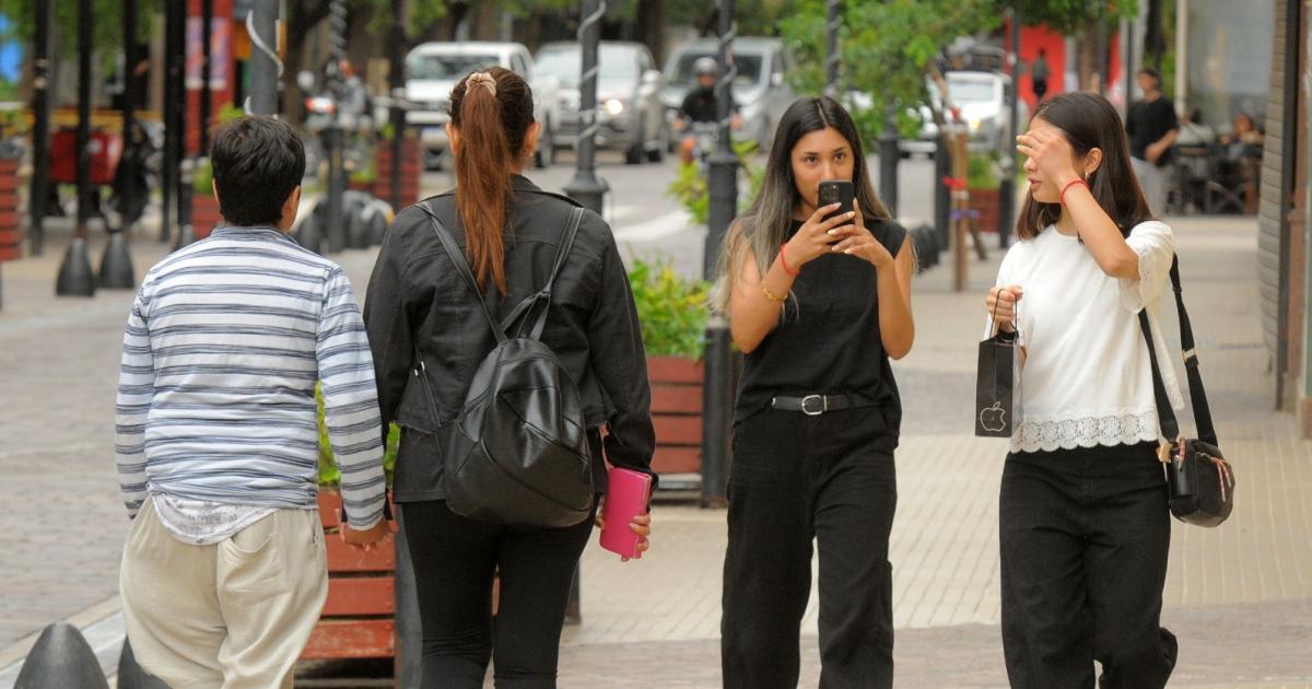 FOTOS La siesta santiaguentildea- 23degC nubes y un respiro tras la lluvia