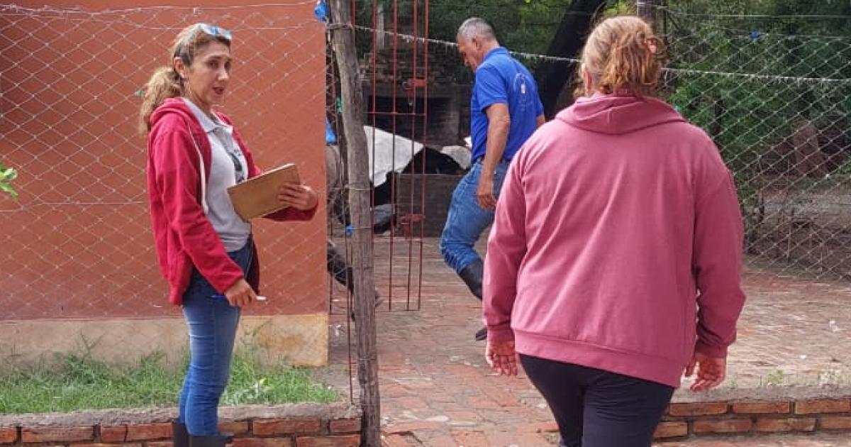 Defensa civil y el municipio brindan asistencia a familias afectadas por el temporal