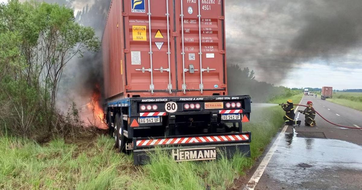 Una pareja murioacute calcinada tras chocar de frente con un camioacuten en la Ruta 14
