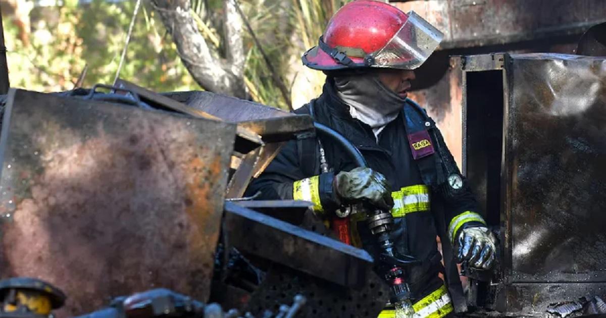 Un incendio de gran magnitud arrasó por completo una casa y dejó una bombera herida Foto- Los Andes