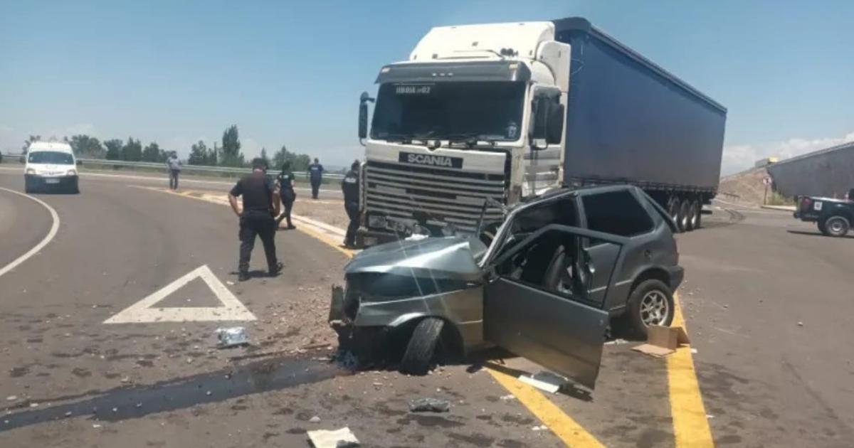 Choque frontal entre un auto y un camioacuten deja un muerto
