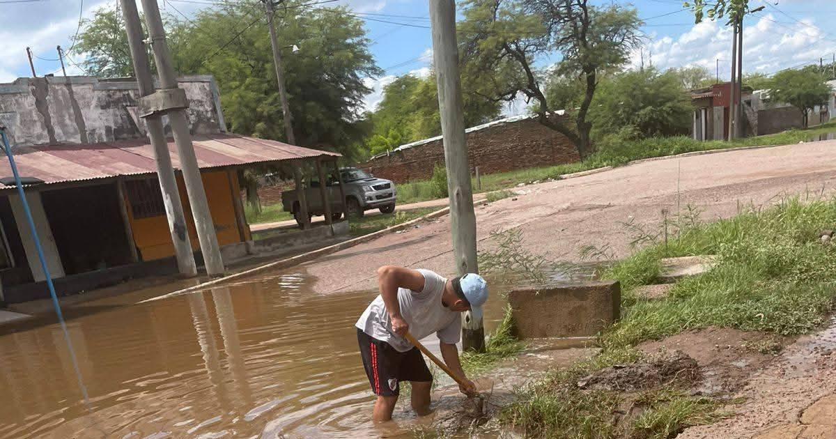 Vecinos de Antildeatuya se sumaron a los trabajos de limpieza de los desaguumles