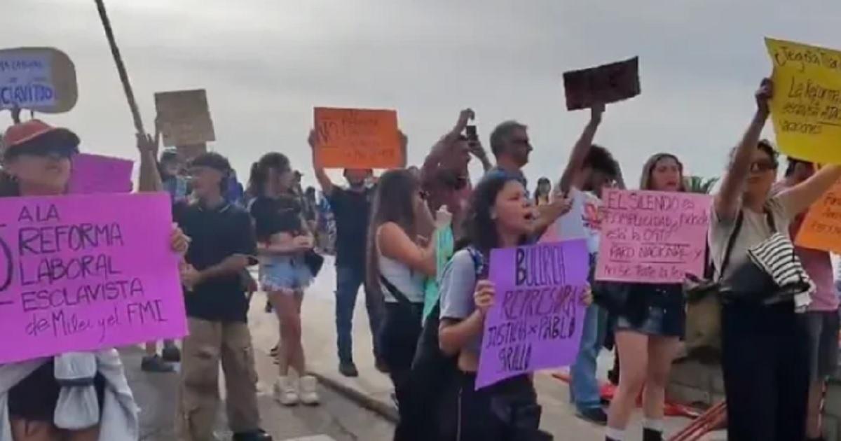 Abucheos y protestas marcaron la llegada de Patricia Bullrich a Mar del Plata