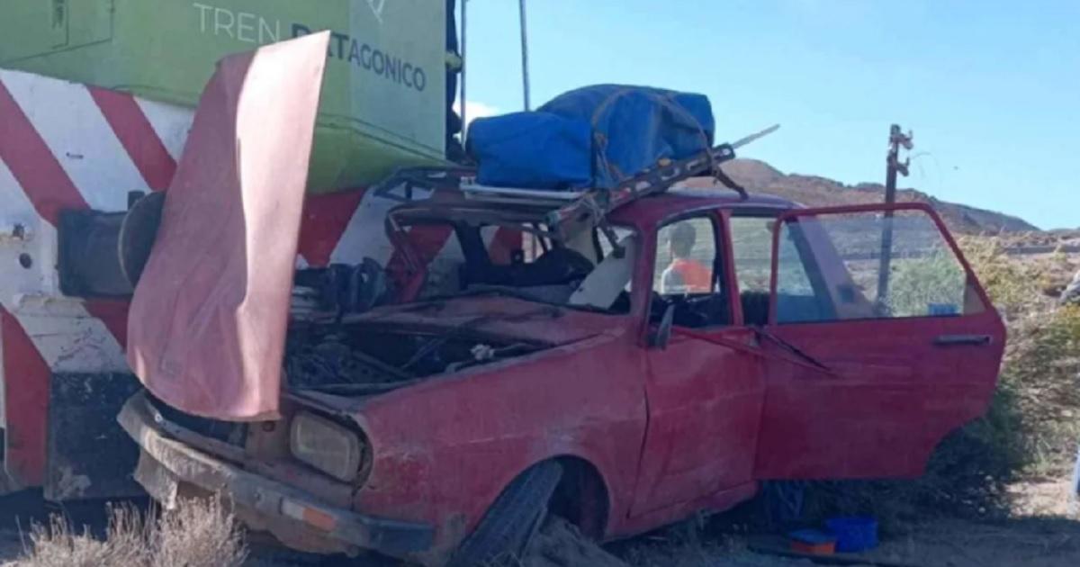Impactante choque entre el Tren Patagónico y un auto en Río Negro - Foto- Noticias Argentinas