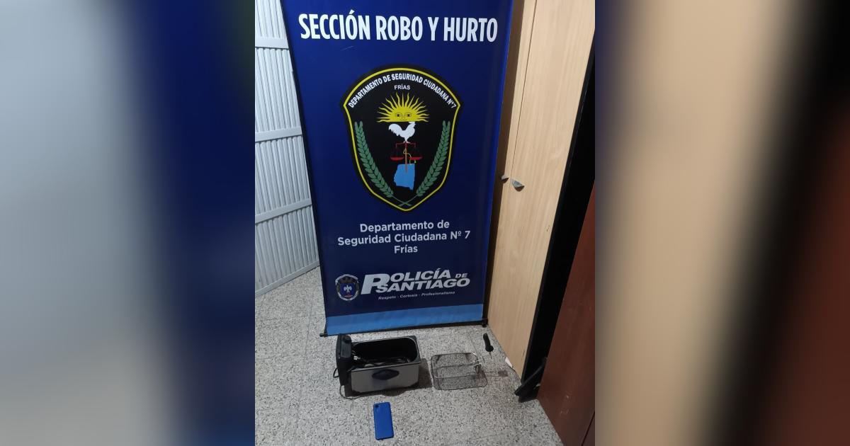 Detienen en la viacutea puacuteblica a un sujeto que roboacute un celular y recuperaron otros elementos