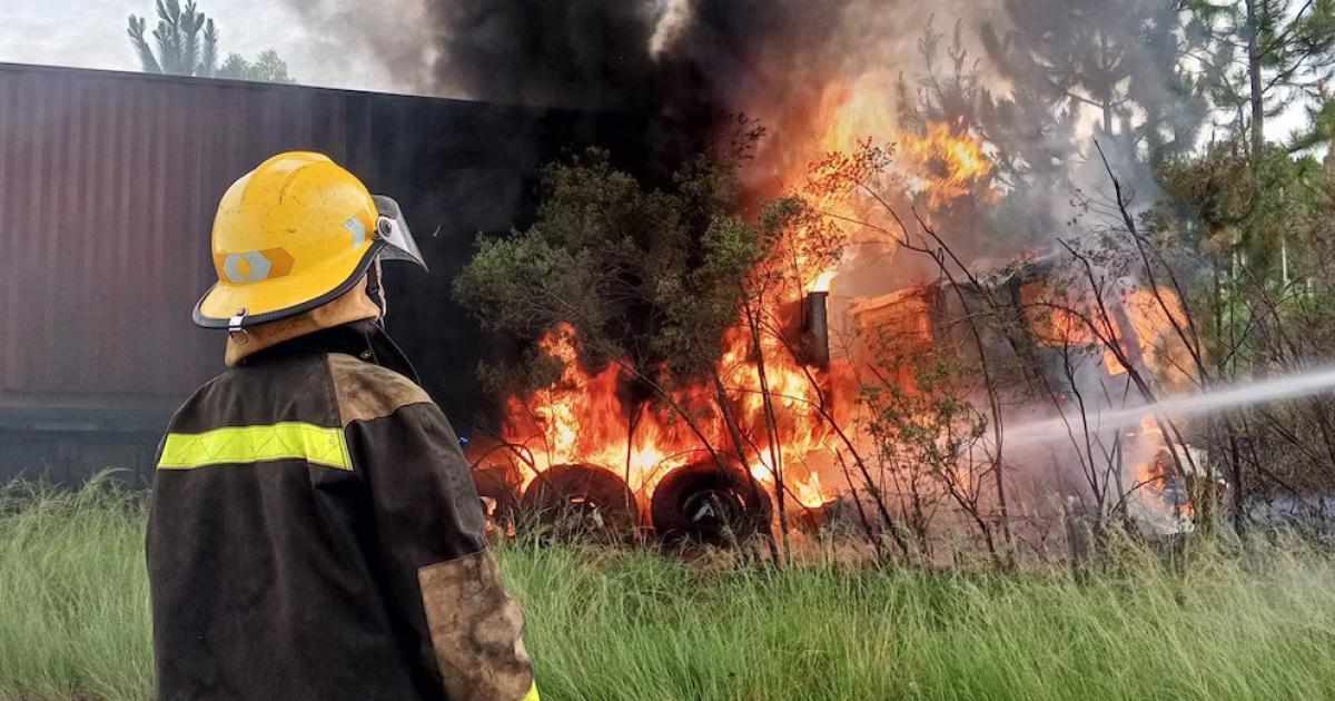 Una pareja murioacute calcinada tras chocar de frente con un camioacuten en la Ruta 14