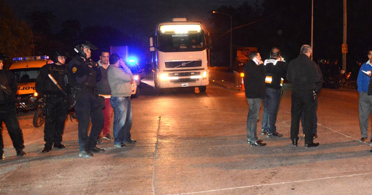 Piratas del asfalto golpean a camionero roban 1600000 y se enfrentan a tiros con la policiacutea