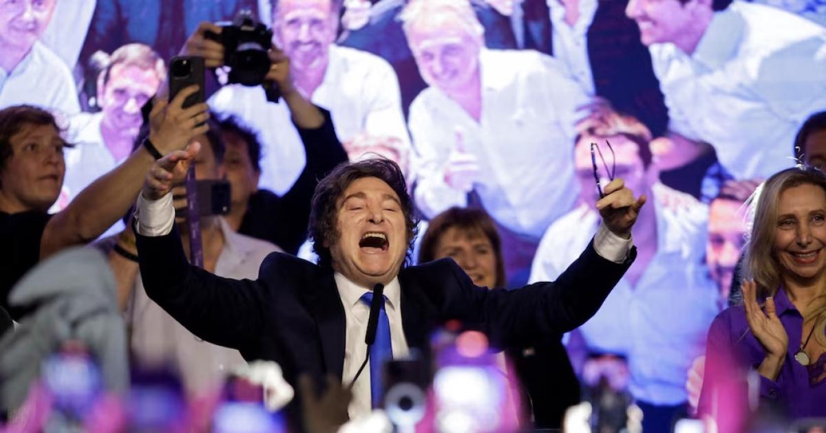 Una encuesta ubica a Milei como el poliacutetico mejor valorado al comenzar el antildeo