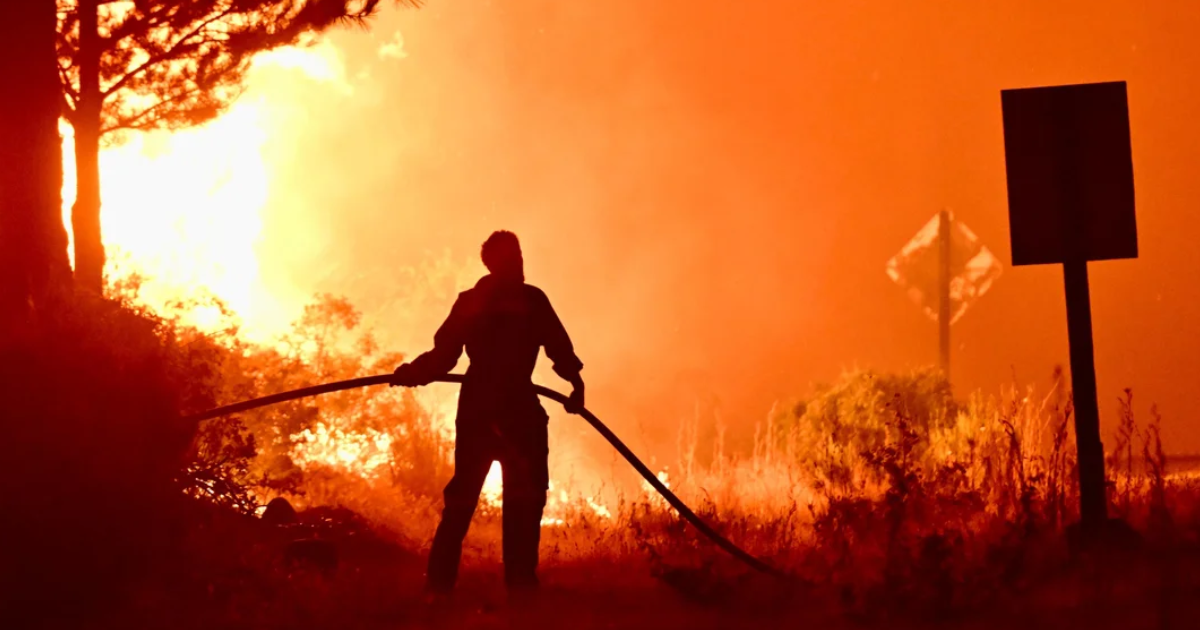 Chubut- se redujo el peligro de incendios mientras continuacutean extinguiendo el fuego