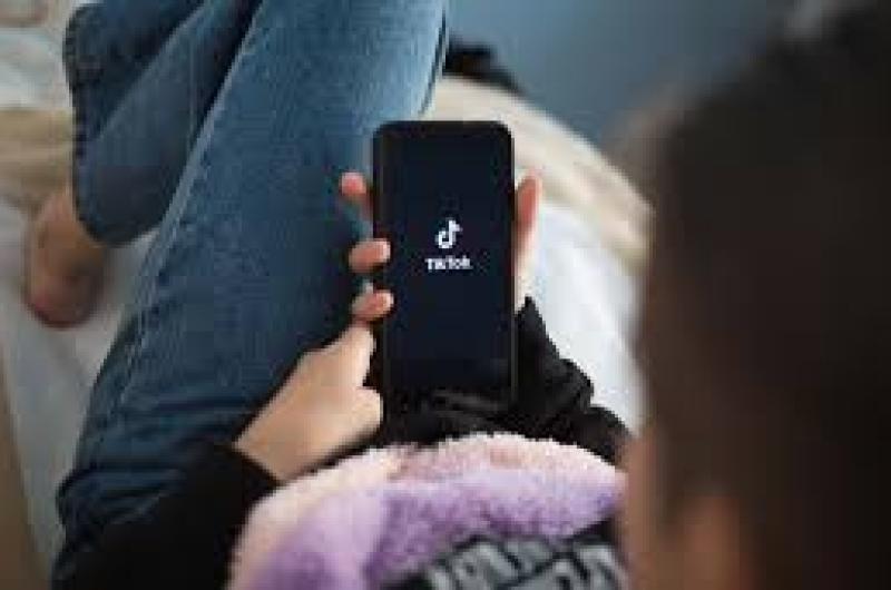 LEJOS DE LOS ADULTOS El Tik tok se ha convertido en el �ltimo tiempo en la vía de escape de los chicos