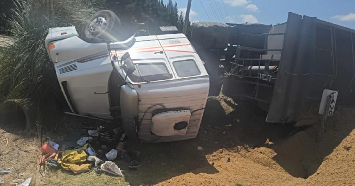Ruta 2- El conductor de un camioacuten perdioacute el control volcoacute y provocoacute complicaciones en el traacutensito