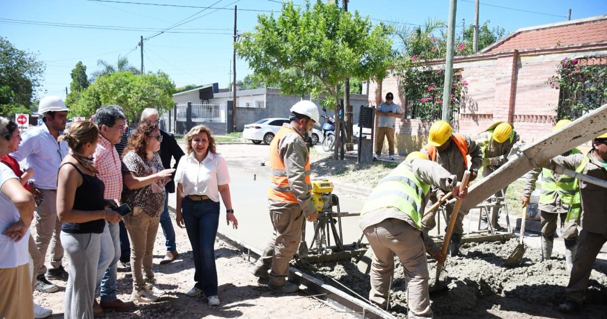 Avanza la pavimentacioacuten de 19 cuadras en el barrio Juan Felipe Ibarra