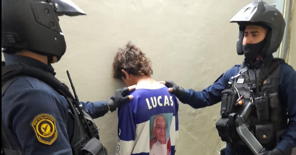 Fingioacute ser cliente para robarle a una comerciante pero fue reducido por vecinos