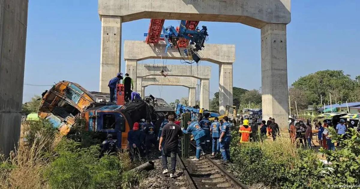 Tragedia en Tailandia- una gruacutea cayoacute sobre un tren y dejoacute al menos 30 muertos