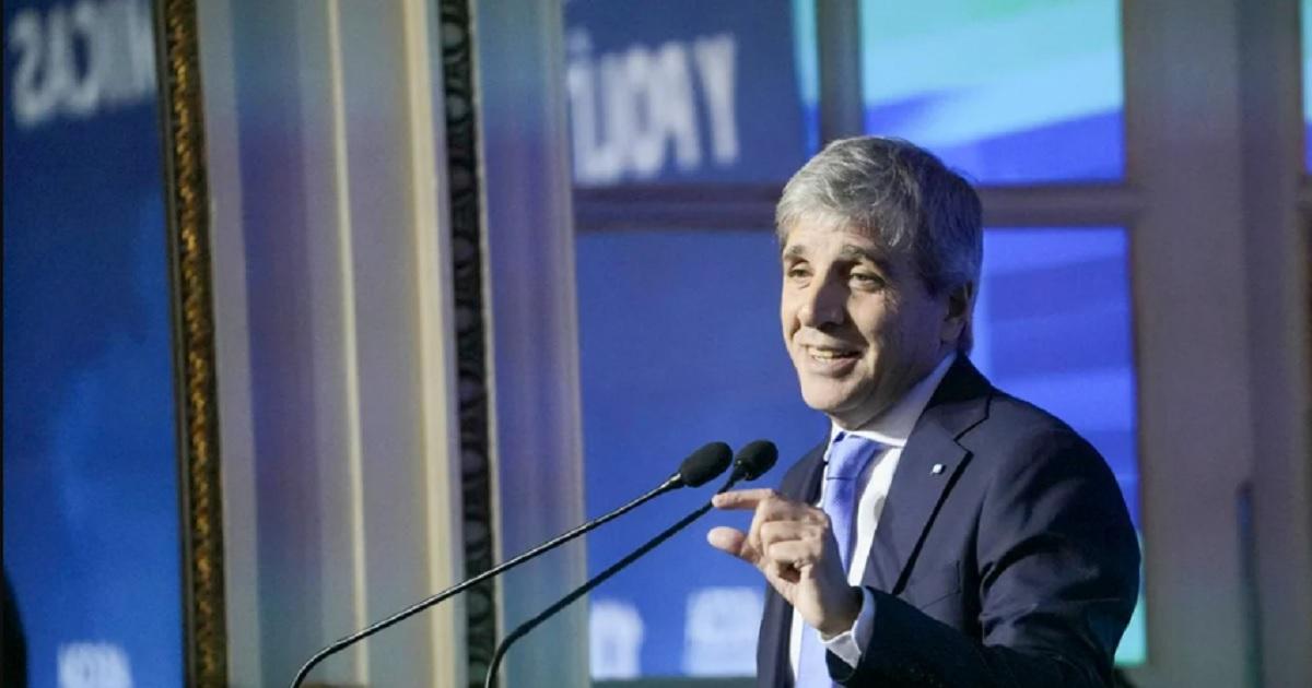 Caputo destacoacute que la eliminacioacuten del arancel a los celulares favoreceraacute la competencia y la baja de precios