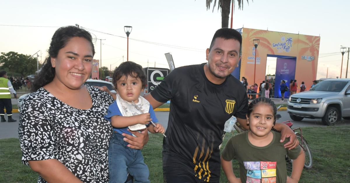 LA FAMILIA DISFRUTA PLENAMENTE DE SANTIAGO ES TU RIacuteO