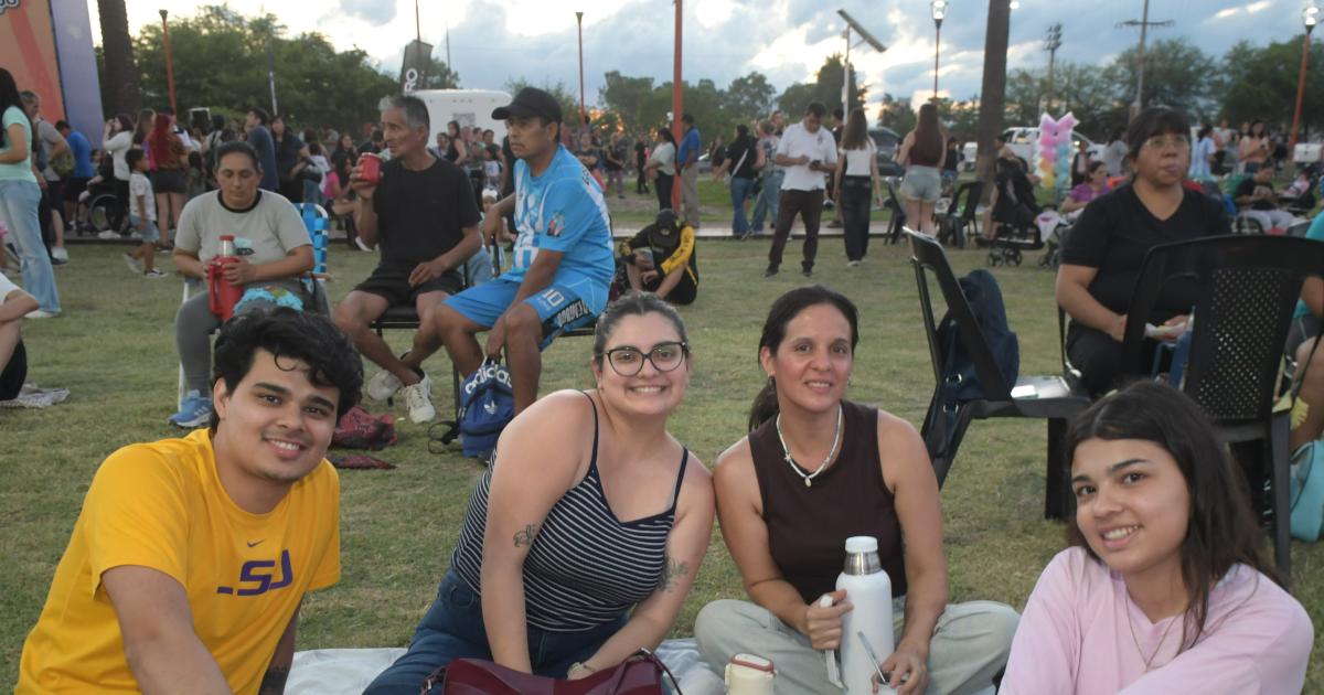 LA FAMILIA DISFRUTA PLENAMENTE DE SANTIAGO ES TU RIacuteO