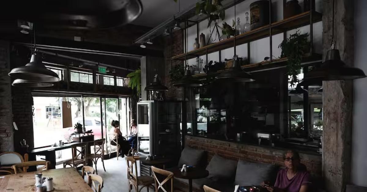 Locales sin luz por el corte masivo en el barrio de Saavedra Foto- Noelia Guevara  La Nación