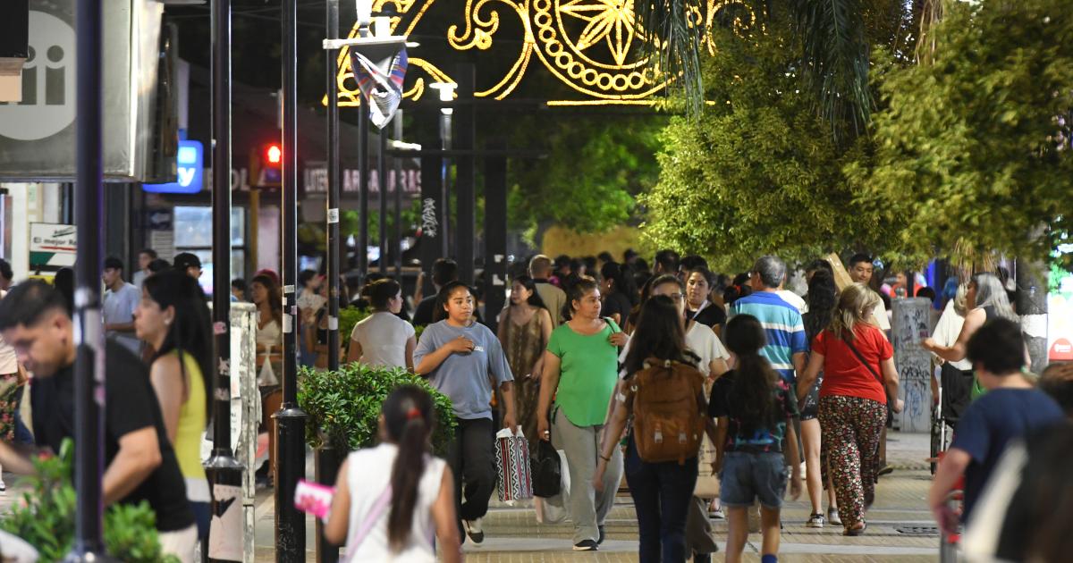 FOTOS- El centro santiaguentildeo con gran circulacioacuten nocturna pese a las altas temperaturas