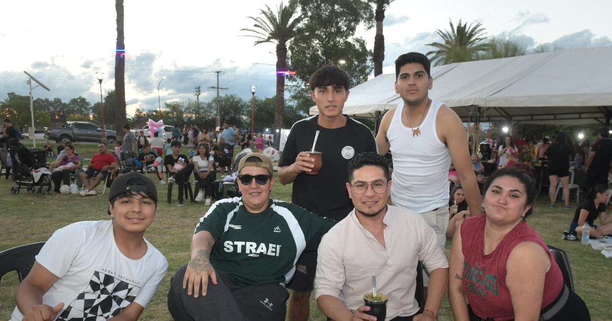 LA FAMILIA DISFRUTA PLENAMENTE DE SANTIAGO ES TU RIacuteO