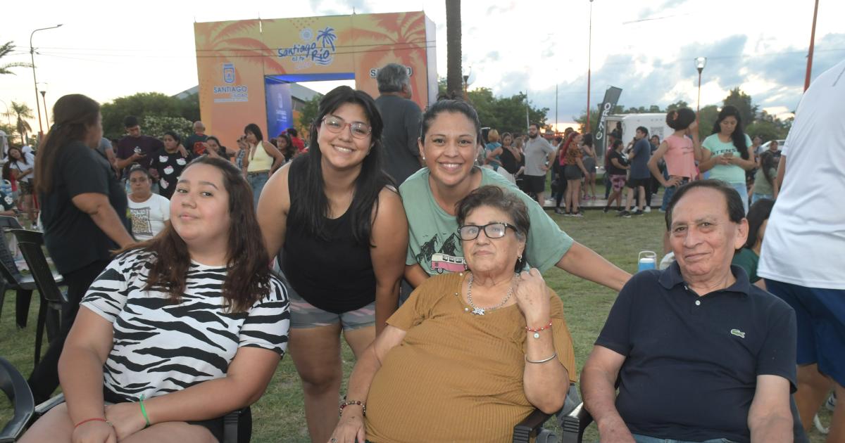 LA FAMILIA DISFRUTA PLENAMENTE DE SANTIAGO ES TU RIacuteO