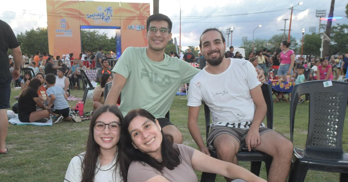 LA FAMILIA DISFRUTA PLENAMENTE DE SANTIAGO ES TU RIacuteO